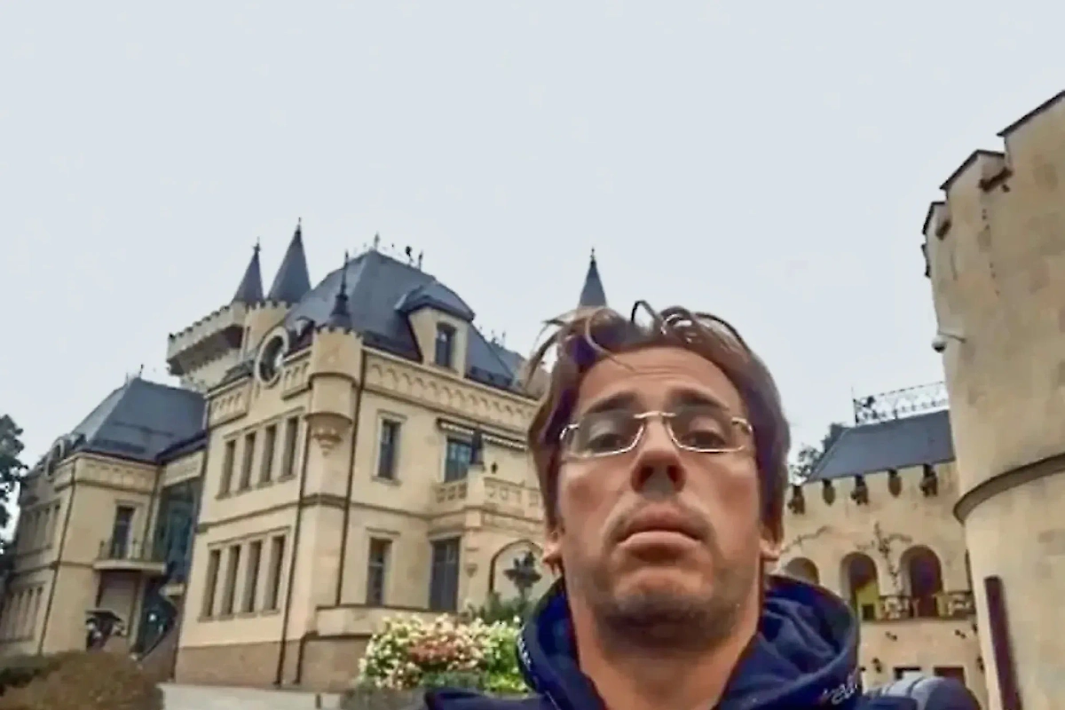 Максим Галкин* на фоне замка в посёлке Грязь. Фото © Instagram (соцсеть запрещена в РФ; принадлежит корпорации Meta, которая признана в РФ экстремистской) / maxgalkinru