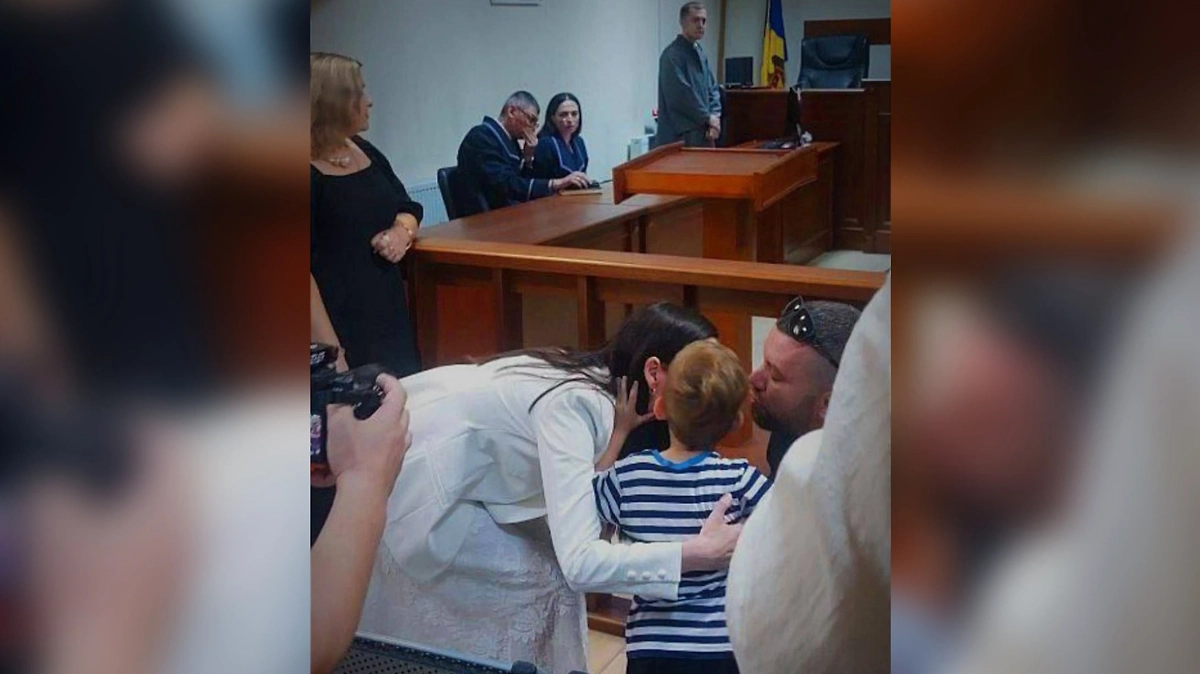 Гуцул с сыном и мужем. Обложка © Telegram / «Sputnik Молдова» 