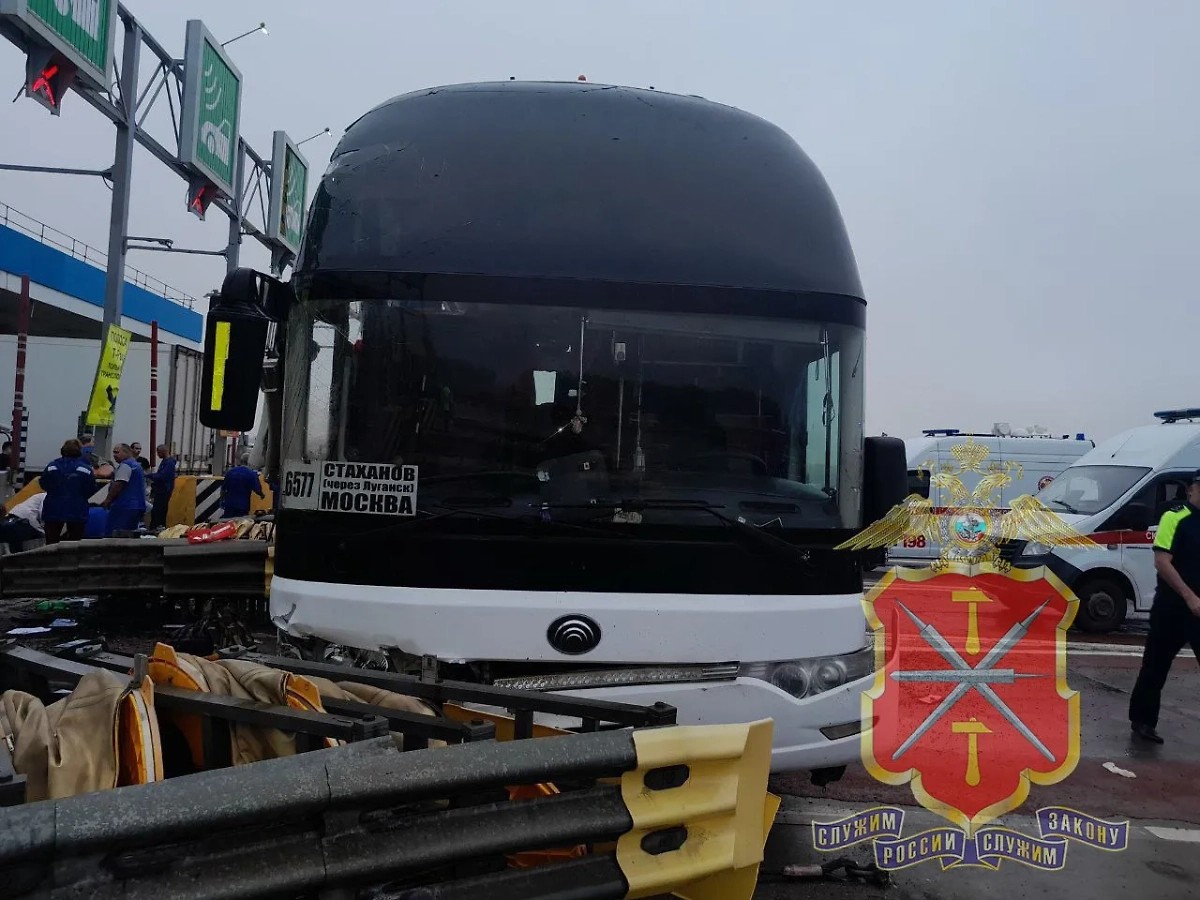 Последствия столкновения автобуса с опорой в Тульской области. Фото © Telegram / Полиция Тульской области