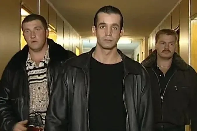 Культовые российские сериалы 90-х: от «Бригады» до «Улиц разбитых фонарей». Фото © фильм «Бандитский Петербург», режиссёр Владимир Бортко, сценаристы Вадим Михайлов и др. / Kinopoisk