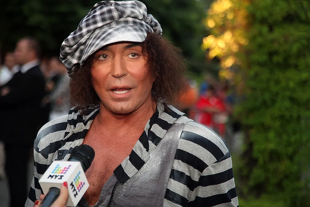 Иногда Валерий экспериментирует с традиционными для начала двадцатого века образами. Например, с кепками. Фото © ТАСС / Владимир Старков