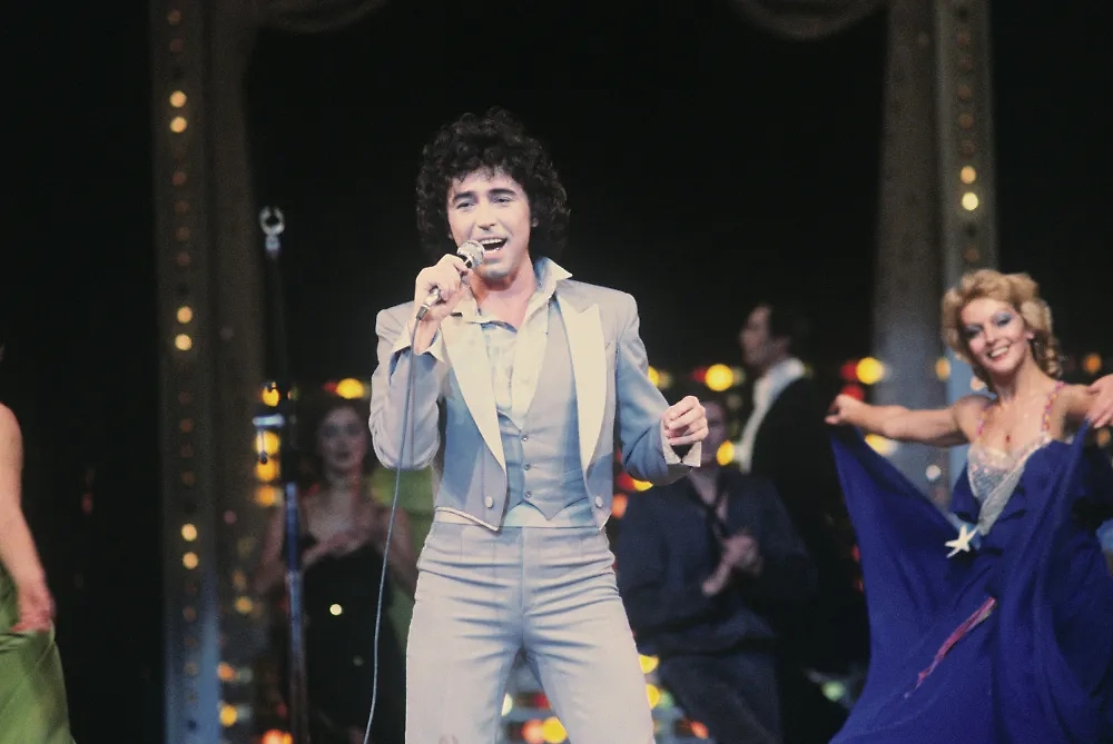 В клипе на песню «Полёт на дельтаплане» Леонтьев — звезда фанка 1970-х. Фото © РИА «Новости» / Александр Макаров