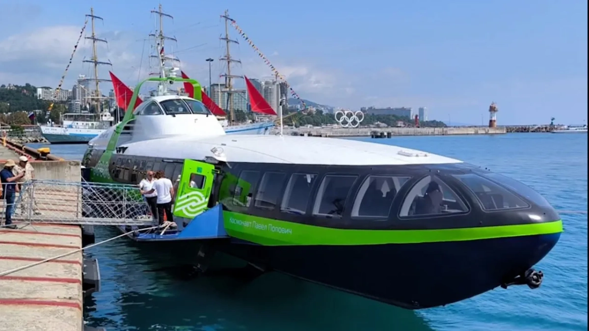 Судно «Комета» отправилось в первый рейс из Сочи в Сухум. Обложка © Telegram /Минтранс России