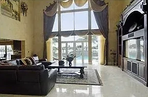 Интерьеры виллы Валерия Леонтьева в Майами. Фото © zillow