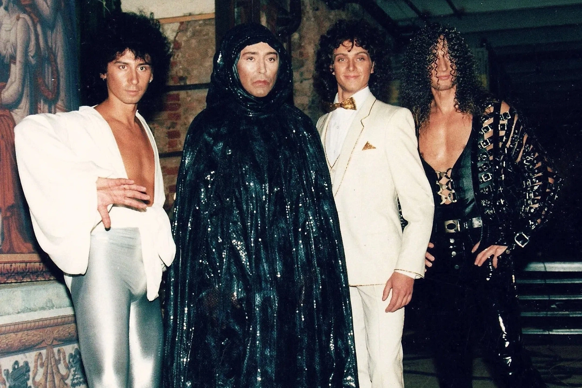 Ближе к миллениуму Валерий Яковлевич мог увлечься японскими мультфильмами. Фото © VK / Валерий Леонтьев. Официальный клуб