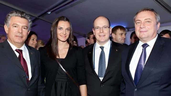 Слева направо: Жоэль Бузу, Елена Исинбаева, князь Монако Альбер II и мэр Сочи Анатолий Пахомов. Фото © Facebook (признан экстремистской организацией и запрещён на территории Российской Федерации) / Yelena Isinbaeva