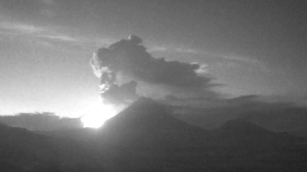 Пепловый шлейф от вулкана Ключевской. Обложка © Telegram / Камчатский филиал ФИЦ ЕГС РАН