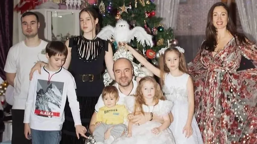 Роман Товстик с Еленой Товстик (Филимонова) и шестью детьми. Фото © Telegram / Хуже и не скажешь