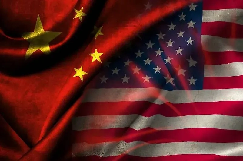 Флаги Китая и США. Обложка © Shutterstock / FOTODOM / Andrew Linscott