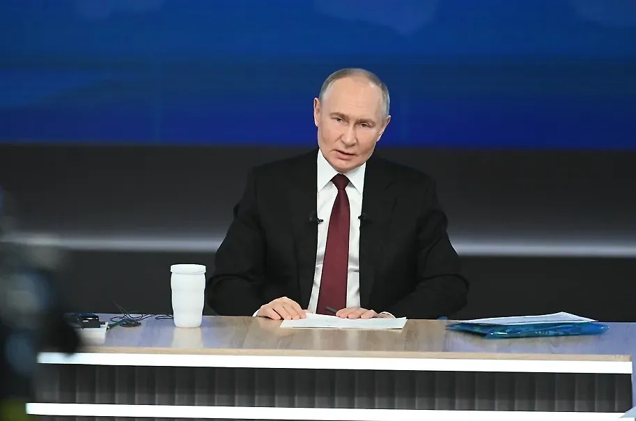 Вы никогда не замечали паузы перед ответом, которые Путин часто выдерживает на важных переговорах? Фото © Life.ru