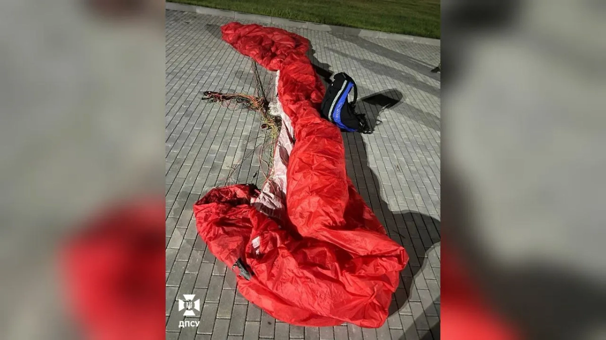 Украинец пытался бежать без документов в Молдавию на параплане за 500 евро. Фото © Погранслужба Украины