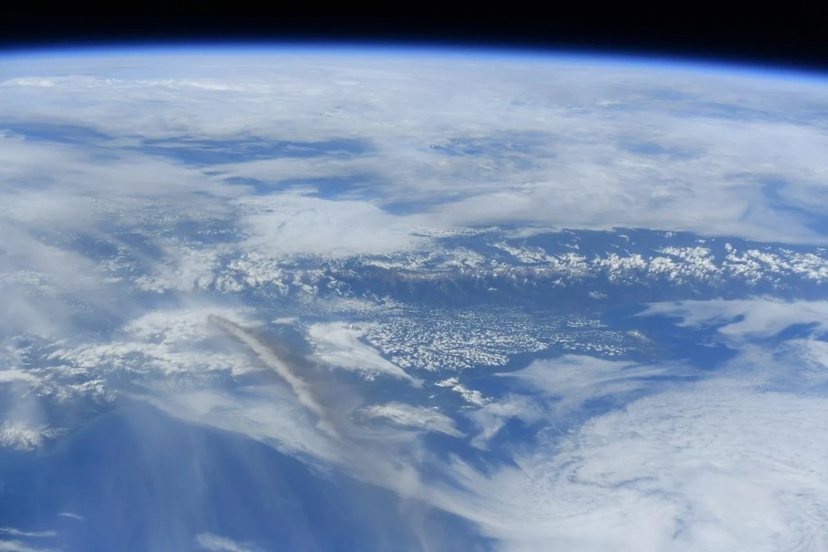 Зубрицкий запечатлел выброс пепла вулканом Ключевская сопка. Обложка © Telegram / ТАСС