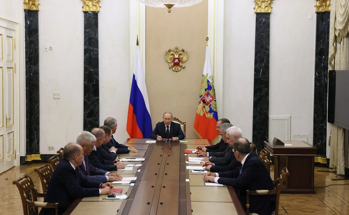 Совещание Владимира Путина с постоянными членами Совета безопасности РФ. Обложка © kremlin.ru