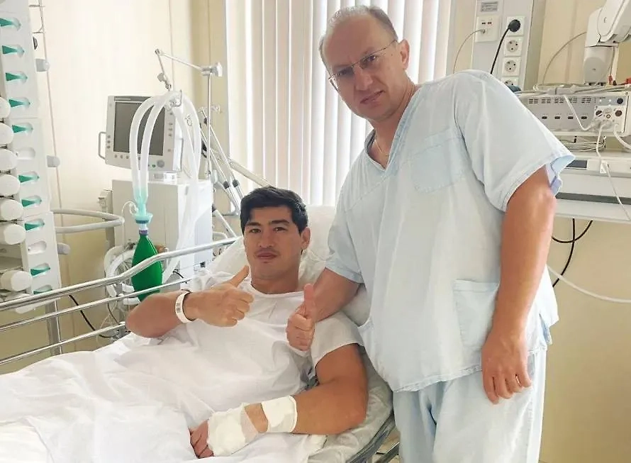 Бивол сообщил об успешной операции на спине. Обложка © Telegram / Дмитрий Бивол