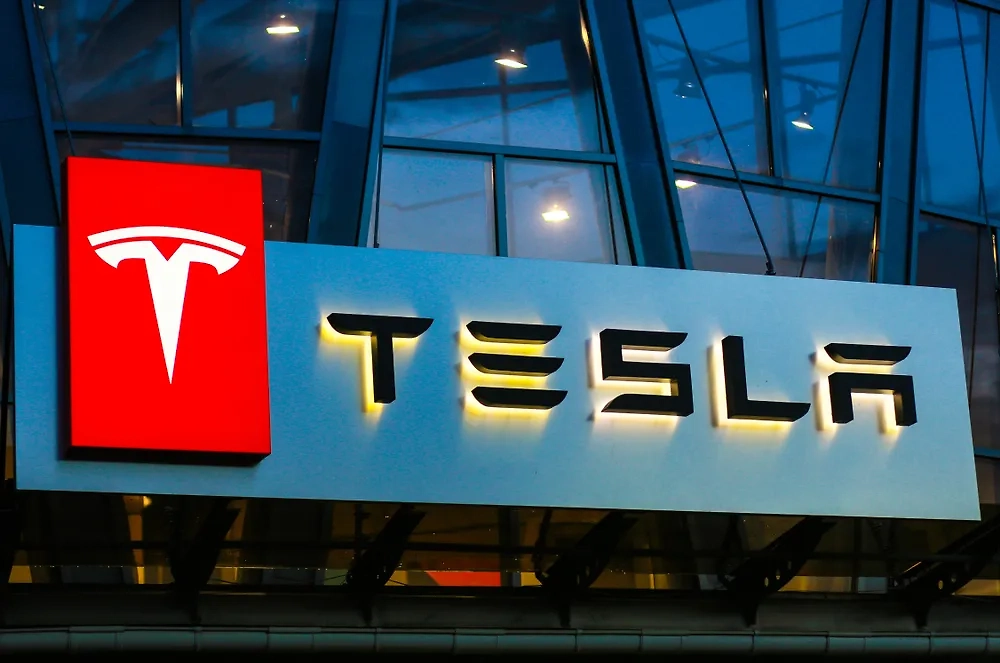 Tesla. Обложка © Shutterstock / FOTODOM / Vitaliy Karimov