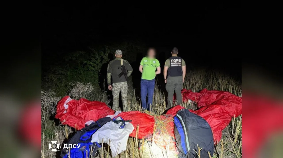 Украинец пытался бежать без документов в Молдавию на параплане за 500 евро. Фото © Погранслужба Украины