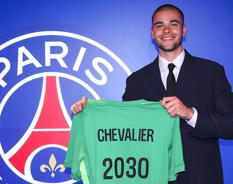 ПСЖ объявил о переходе французского голкипера Люки Шевалье. Обложка © Х / Paris Saint-Germain
