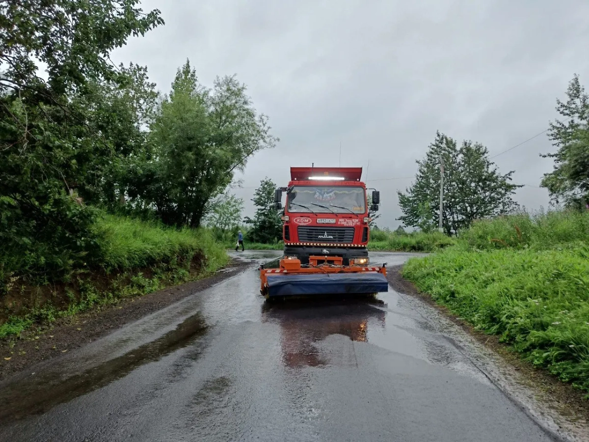 На Камчатке начали очищать улицы от вулканического пепла. Обложка © Telegram / Усть-Камчатский округ | НОВОСТИ