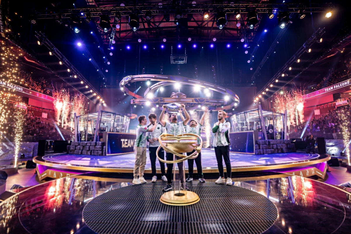 Team Falcons (Malr1ne второй слева) выиграла The International 2025. Обложка © X/The International