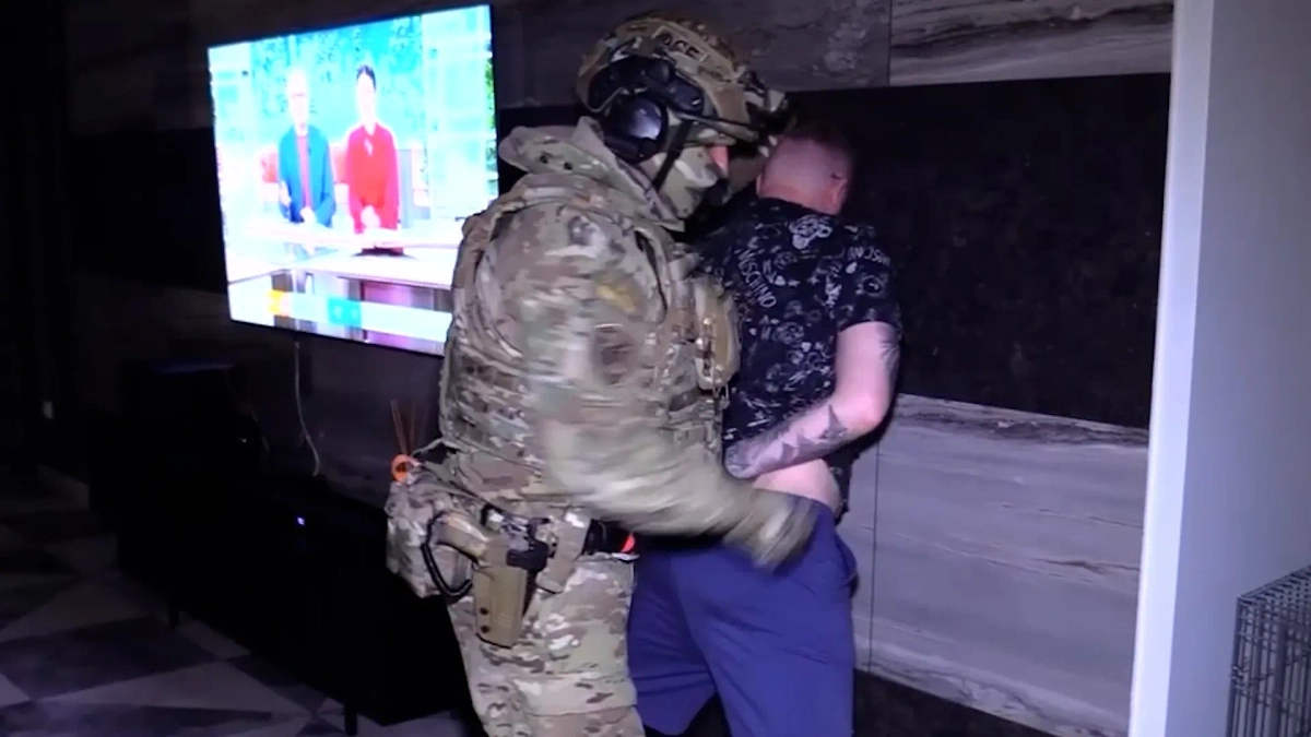 Задержание группы, вывезшей из РФ 2,5 млрд и спонсировавшей ВСУ. Обложка © Telegram / Следком