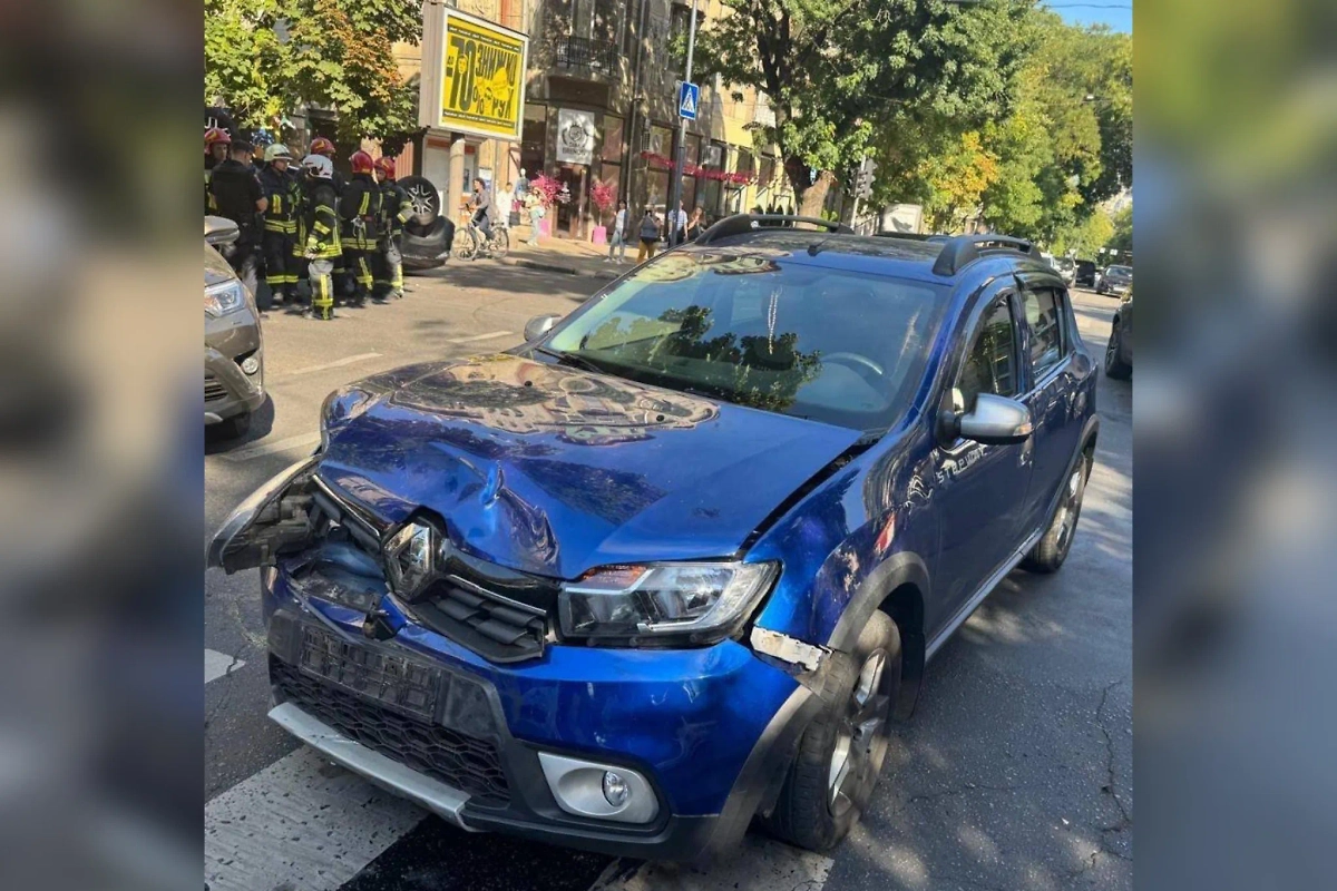 Машина пострадавшей в ДТП с охранником Порошенко* женщины-водителя. Фото © X / OrtiToch