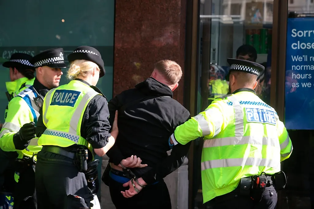 После акций протеста в Великобритании задержано несколько десятков человек. Фото © ТАСС / Zuma / Martyn Wheatley