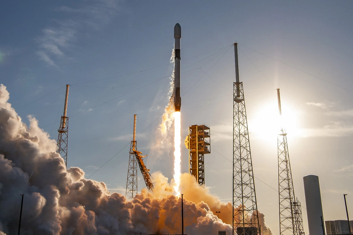 Старт ракеты-носителя Falcon 9 с кораблём Cygnus XL. Обложка © X / SpaceX