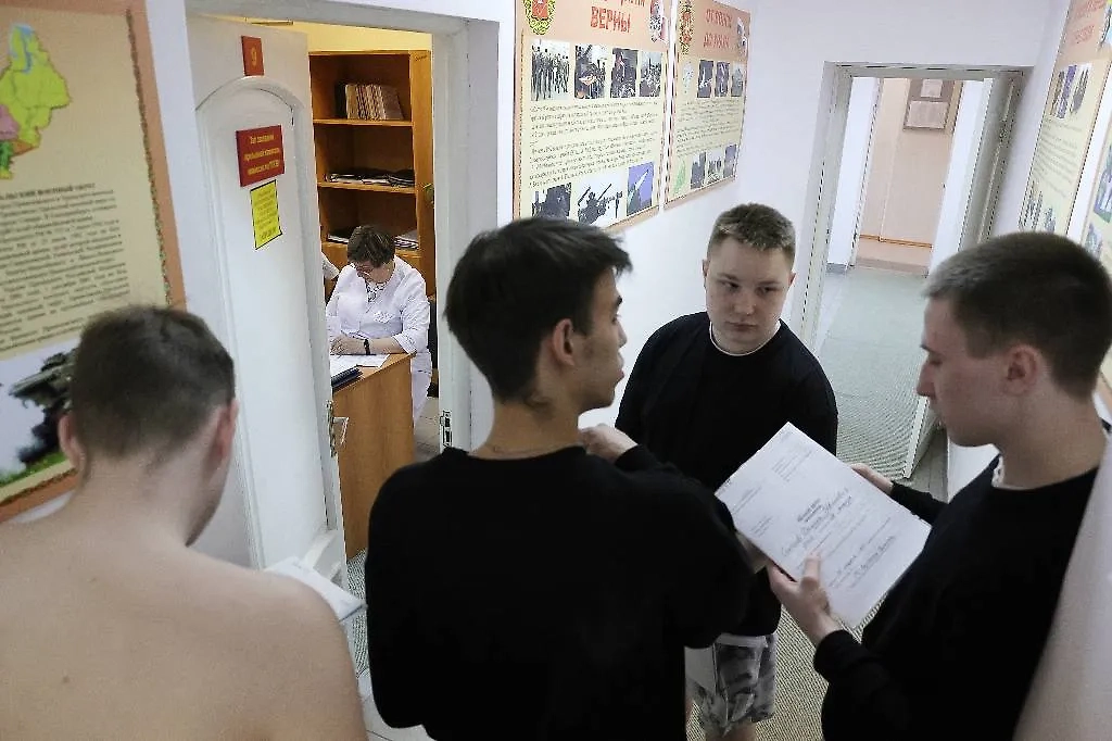 Кому предоставляется отсрочка от армии в 2025 году — список категорий. Фото © ТАСС / Донат Сорокин