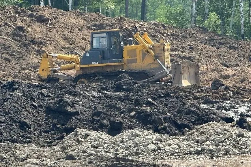 Мигранты нелегально добывали драгметалл на берегу реки Бысса. Фото © МВД Медиа