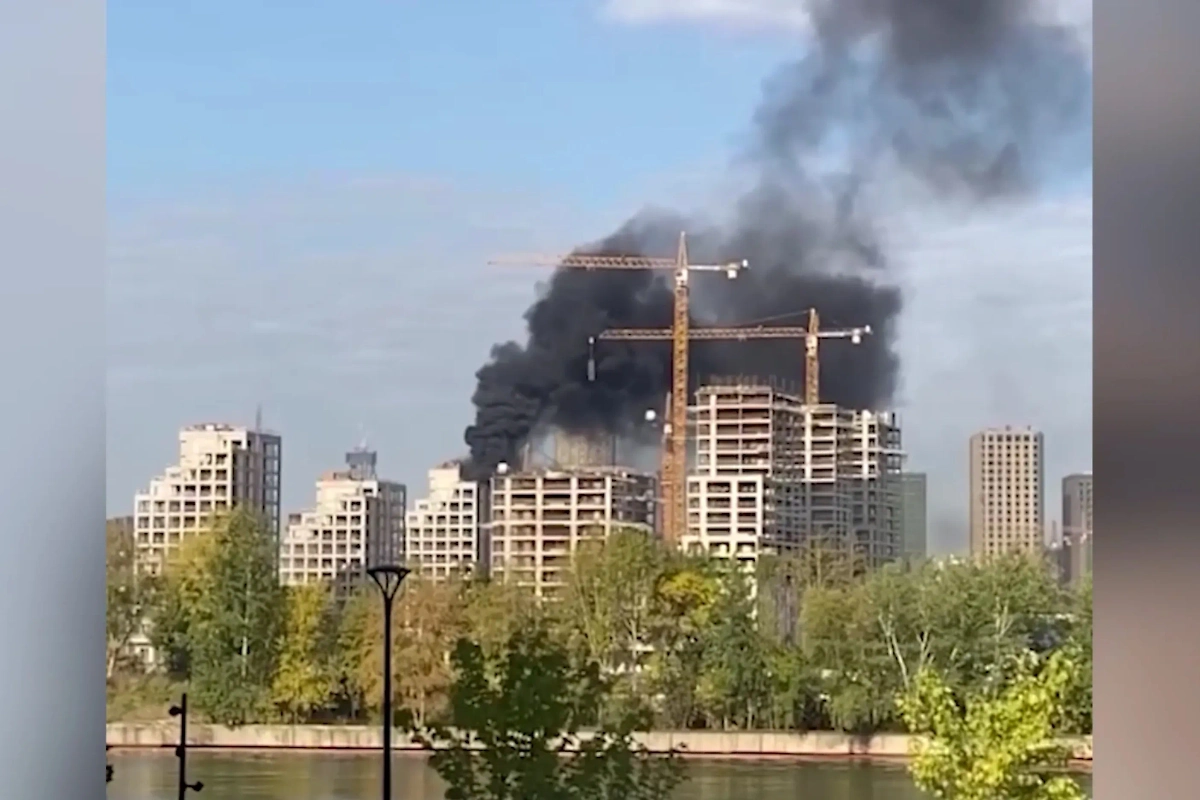 Пожар на стройке в Москве окутал город чёрным дымом. Обложка © Telegram / SHOT