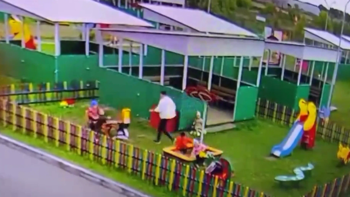 В Омске двухлетняя девочка получила двойной перелом руки на качелях в детсаду. Обложка © Telegram / Прокуратура Омской области