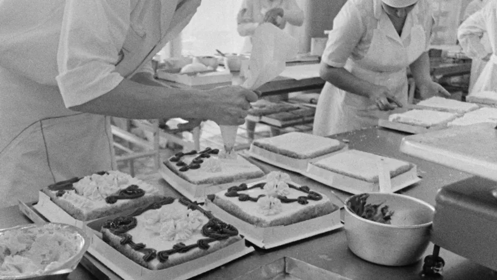 Торт «Столичный»: ингредиенты и способ приготовления. Фото © ТАСС / Геннадий Хамельянин