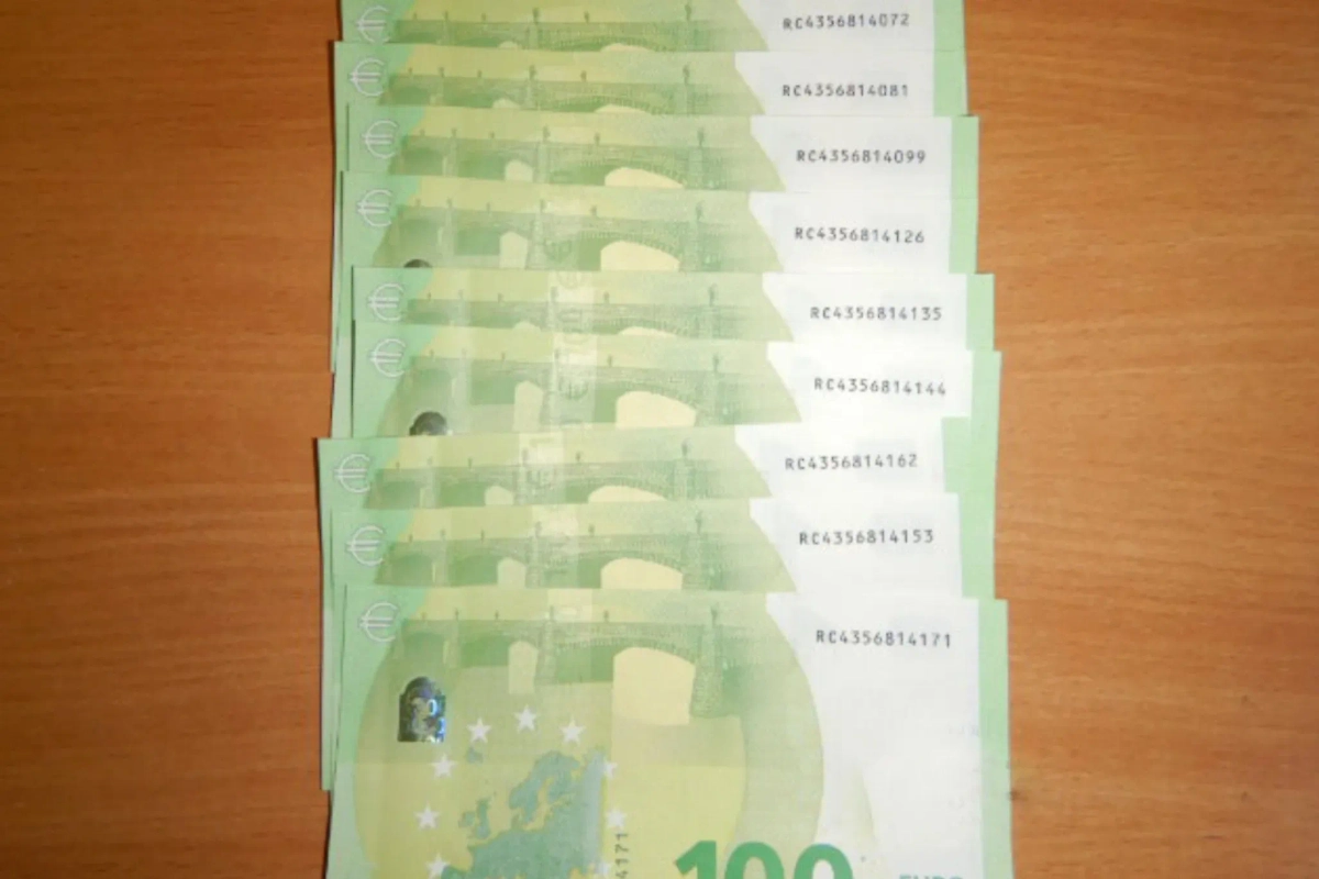 Иностранец пытался провезти через Толмачево $30 тысяч незадекларированными. Фото © Сибирское таможенное управление