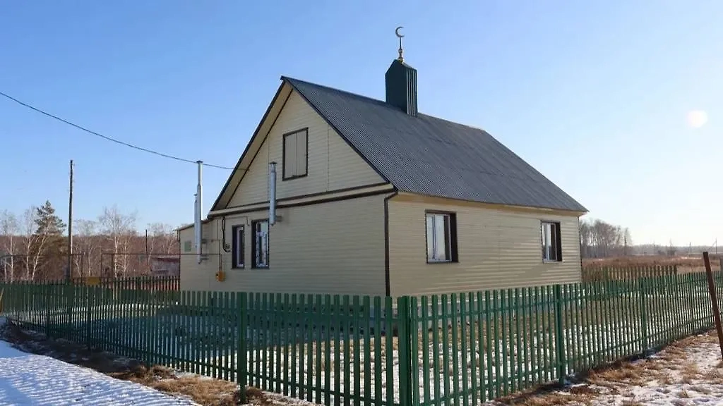 В Чесме к зданию новой мечети подкинули свиную голову, а потом подожгли. Обложка © VK / Подслушано Чесма
