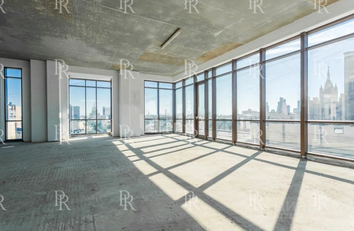 Панорамные окна дома на Патриарших открывают вид на все стороны. Фото © cian.ru