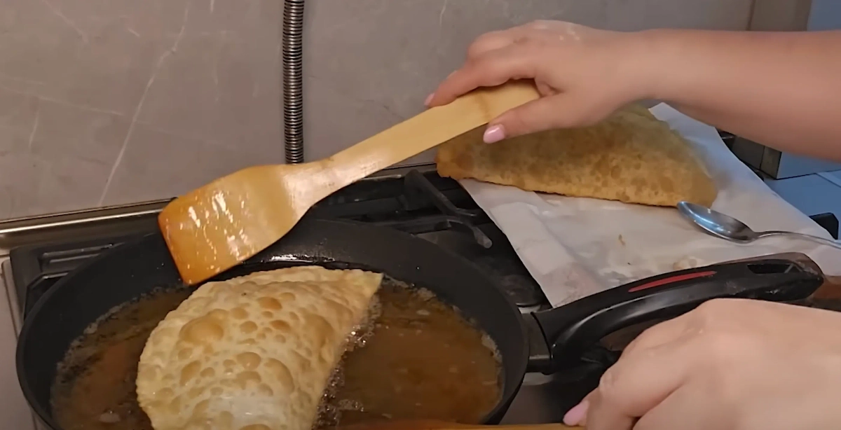 Домашние чебуреки с мясом по государственному стандарту. Фото © Youtube / Кухня армянки