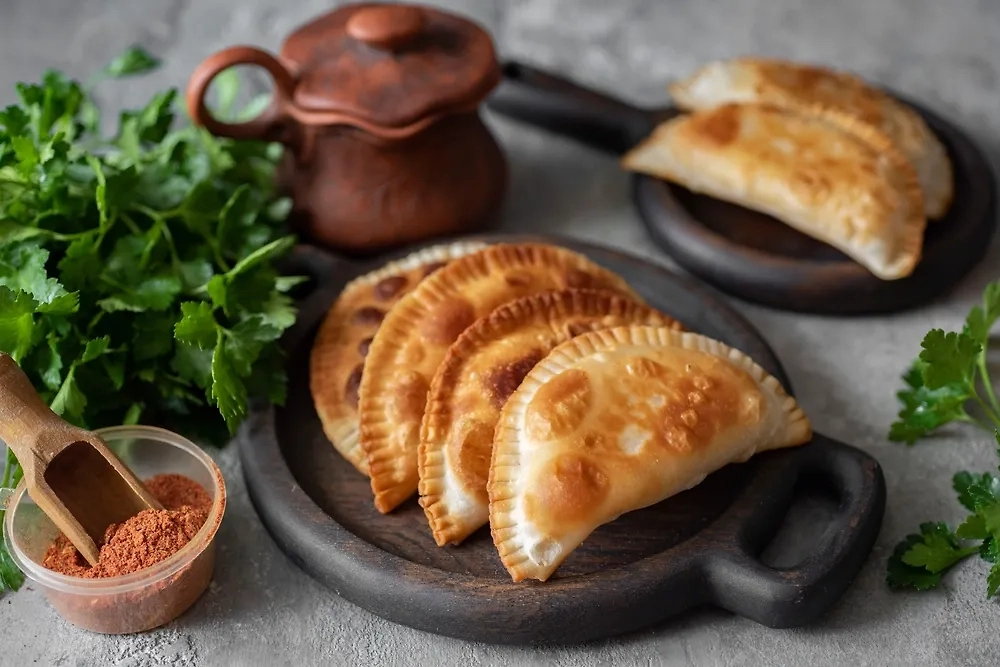 Как приготовить чебуреки как в СССР пошагово. Фото © Shutterstock / FOTODOM / Tserliukevich Sviatlana