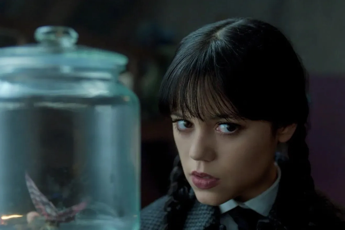 Фото © «Уэнздей», режиссёры Тим Бёртон, Джеймс Маршалл и др., сценаристы Альфред Гоф, Майлз Миллар и др. / Kinopoisk