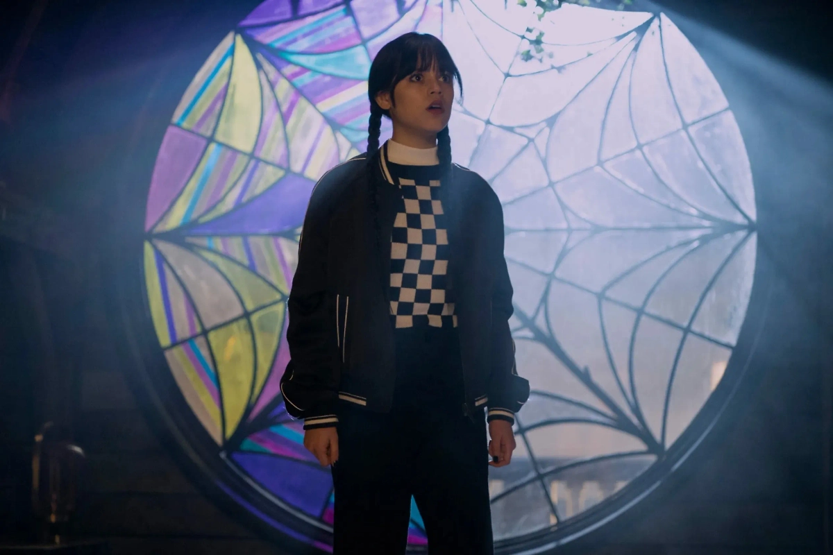 Фото © «Уэнздей», режиссёры Тим Бёртон, Джеймс Маршалл и др., сценаристы Альфред Гоф, Майлз Миллар и др. / Kinopoisk