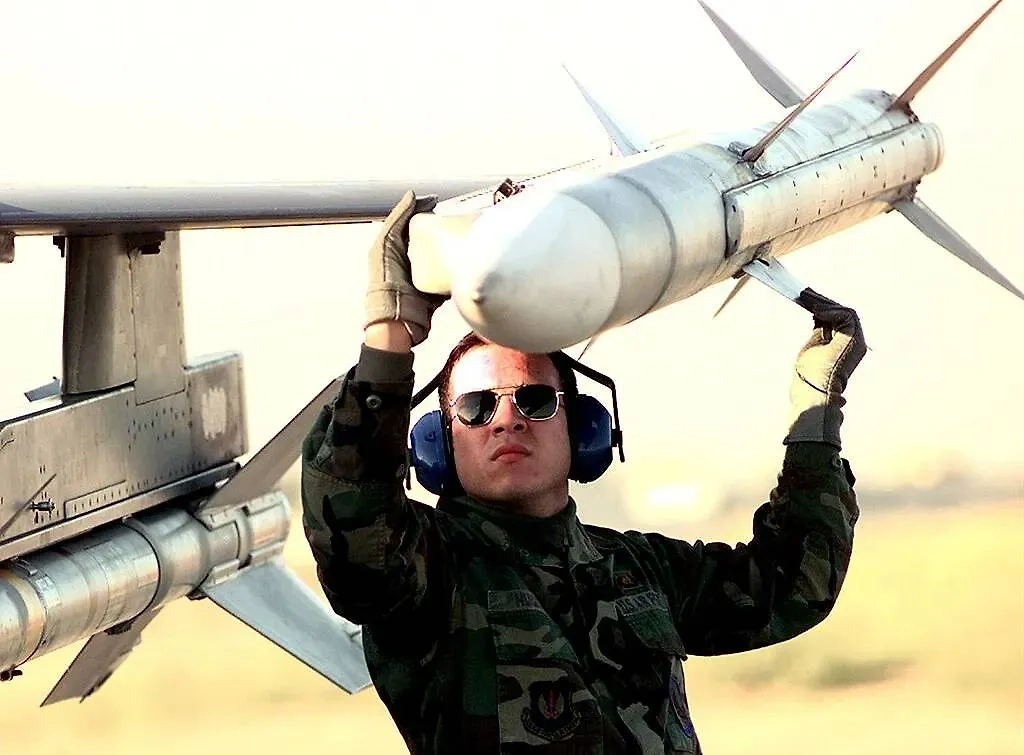 AIM-120 AMRAAM. Обложка © Wikipedia / Staff Sergeant Vince Parker (USAF)