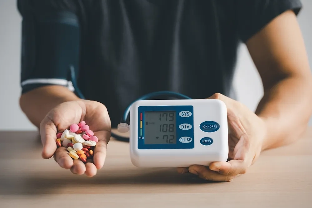 При пониженном давлении можно принять парочку штук. Их тоже нельзя резко отменять. Фото © Shutterstock / FOTODOM / onsuda