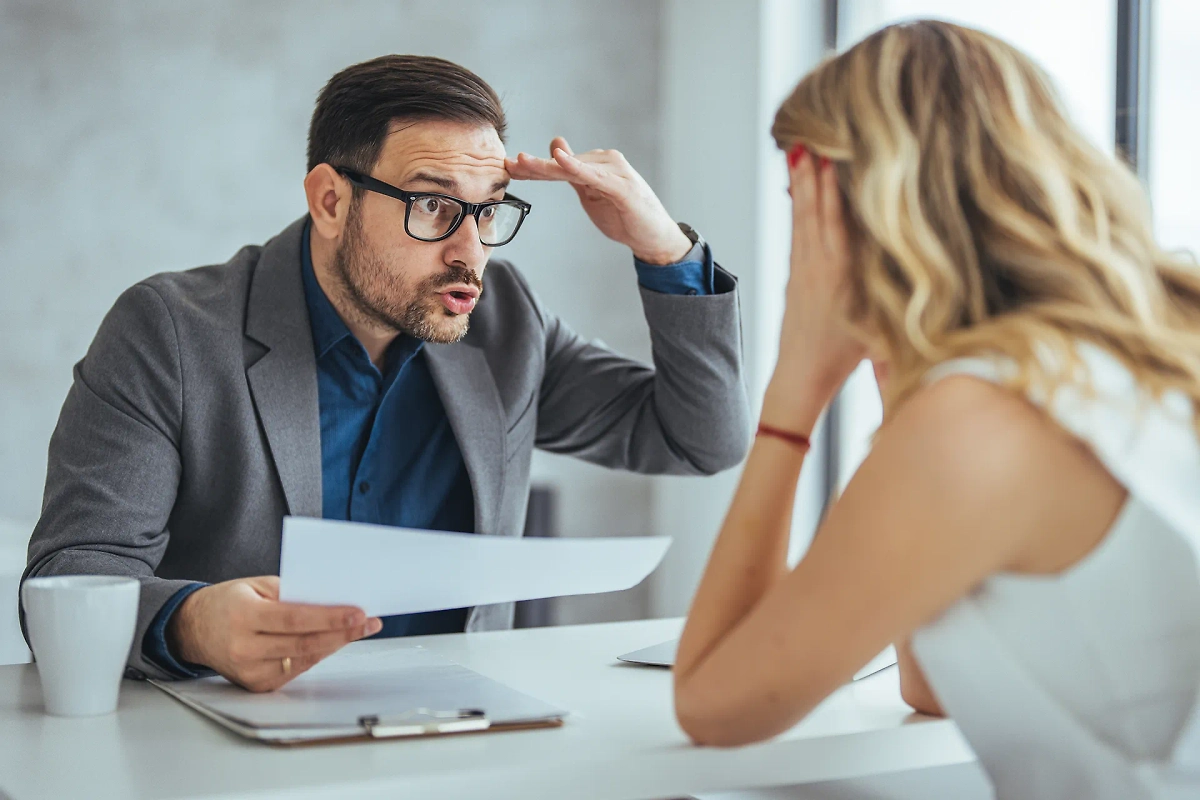 Если вас уговаривают написать заявление «по собственному» или уже сократили — что делать. Фото © Shutterstock / FOTODOM / Dragana Gordic