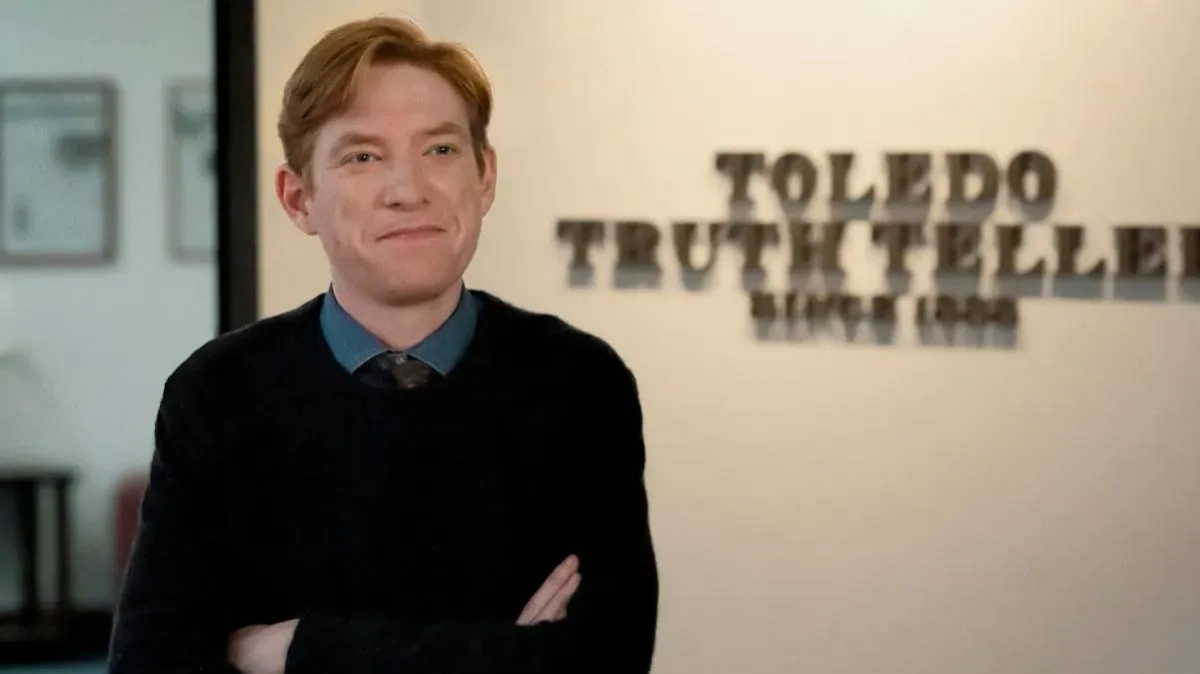 Донал Глисон. Фото © Кадр из сериала «Газета», режиссёры Джеффри Блитц, Дженнифер Челотта, Tazbah Chavez и др., сценаристы Грег Дэниелс, Рики Джервэйс, Майкл Коман и др. / Imdb