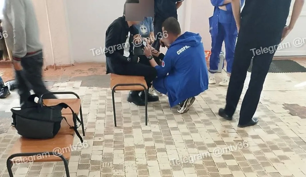 Врачи оказывают помощь на месте происшествия. Фото © Telegram / Мой и твой Воронеж