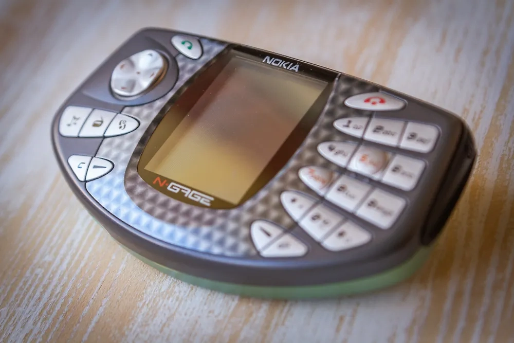 Если сейчас мечтой всех школьников является новый айфон, то в 2003 году это был игровой «мобильник» от Nokia. Фото © Shutterstock / FOTODOM / Interneteable