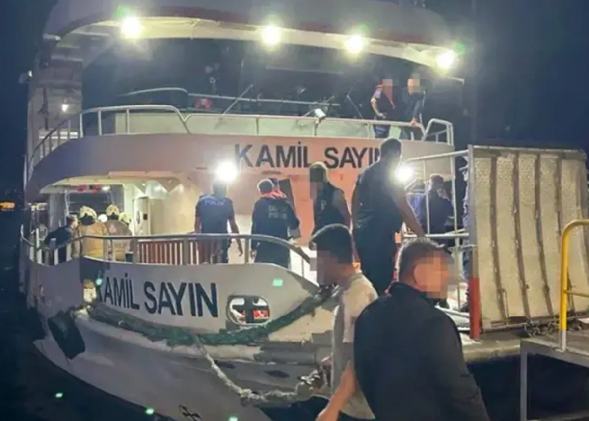 Пассажирский паром столкнулся с сухогрузом в Босфорском проливе.Обложка © Х / Haber Vakti