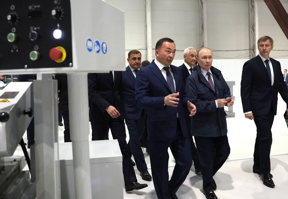 Путин на заводе в Пермском крае. Обложка © kremlin.ru