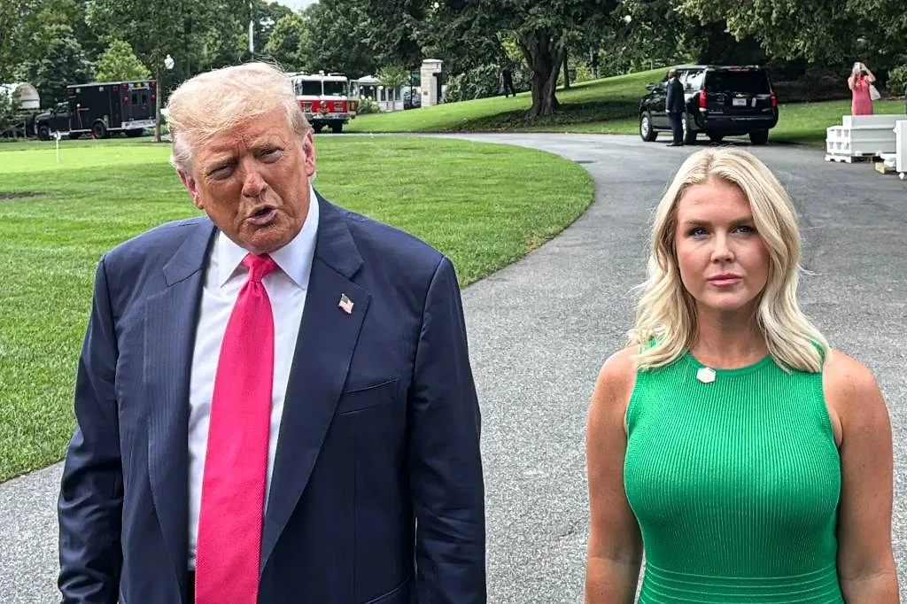 Президент США Дональд Трамп и пресс-секретарь Белого дома Кэролайн Левитт. Обложка © Дмитрий Кирсанов/ТАСС