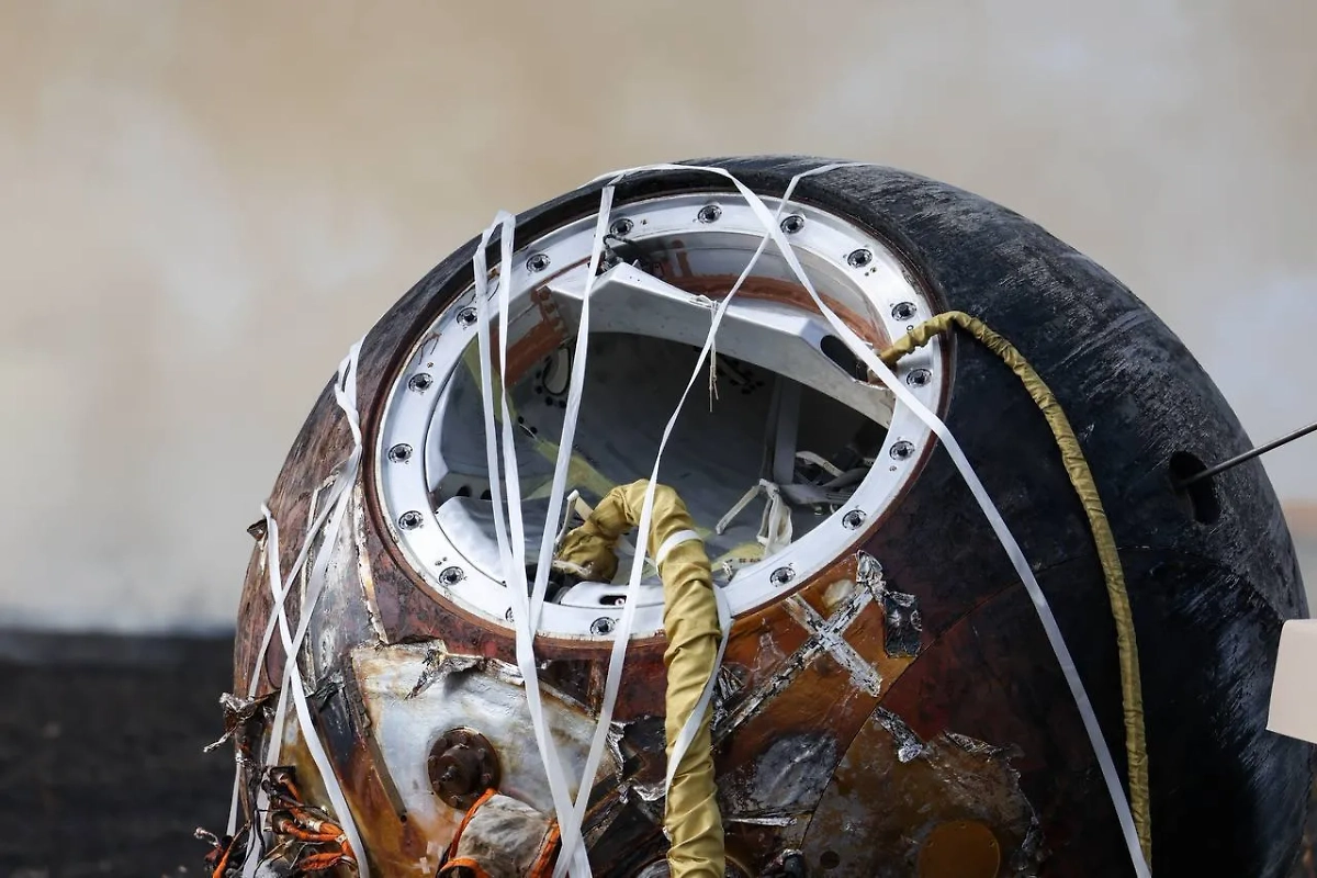 Приземлившийся спускаемый аппарат спутника «Бион-М»-2. Фото © Telegram / Роскосмос