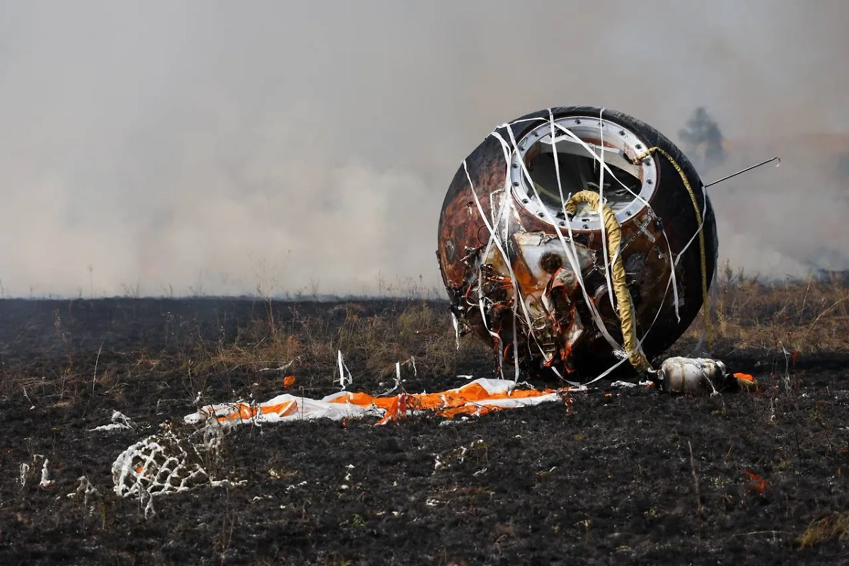 Приземлившийся спускаемый аппарат спутника «Бион-М»-2. Фото © Telegram / Роскосмос